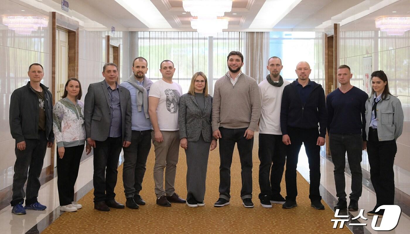 본문 이미지 - (평양 노동신문=뉴스1) = 북한 노동당 기관지 노동신문은 23일 "스베뜰라나 아꿀로바 원장을 단장으로 하는 로씨야(러시아) 모스크바 동물원 대표단이 지난 22일 비행기로 평양에 도착했다＂라고 보도했다. [국내에서만 사용가능. 재배포 금지. DB 금지. For Use Only in the Republic of Korea. Redistribution Prohibited] rodongphoto@news1.kr