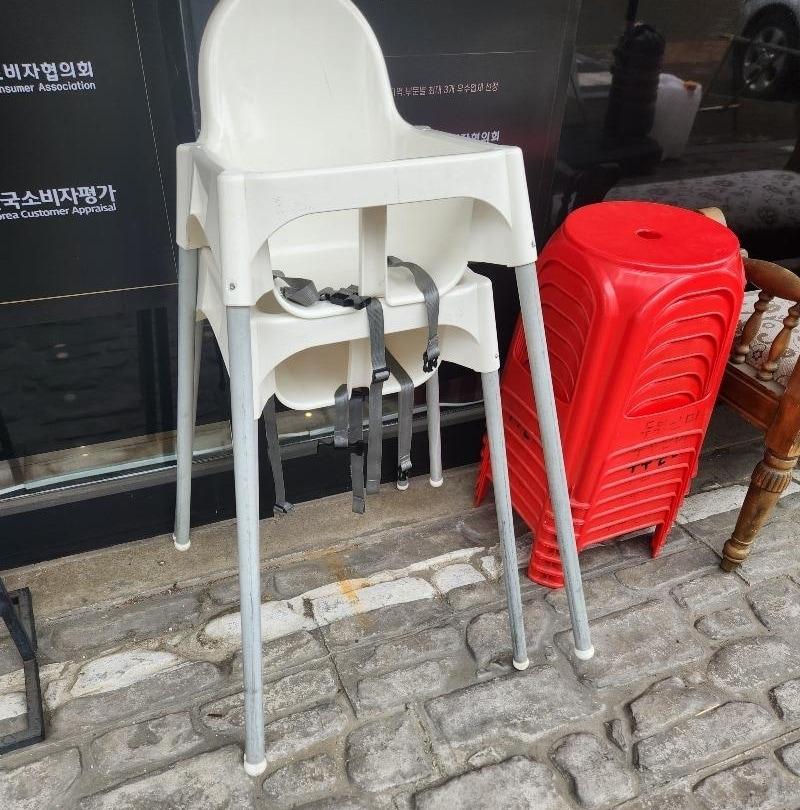 본문 이미지 - 손님 A 씨가 가게 바깥에 있는 아기 의자를 직접 가져와 닦아 썼다며 식당의 응대에 불만을 터뜨렸다. (온라인 커뮤니티 '보배드림' 갈무리)