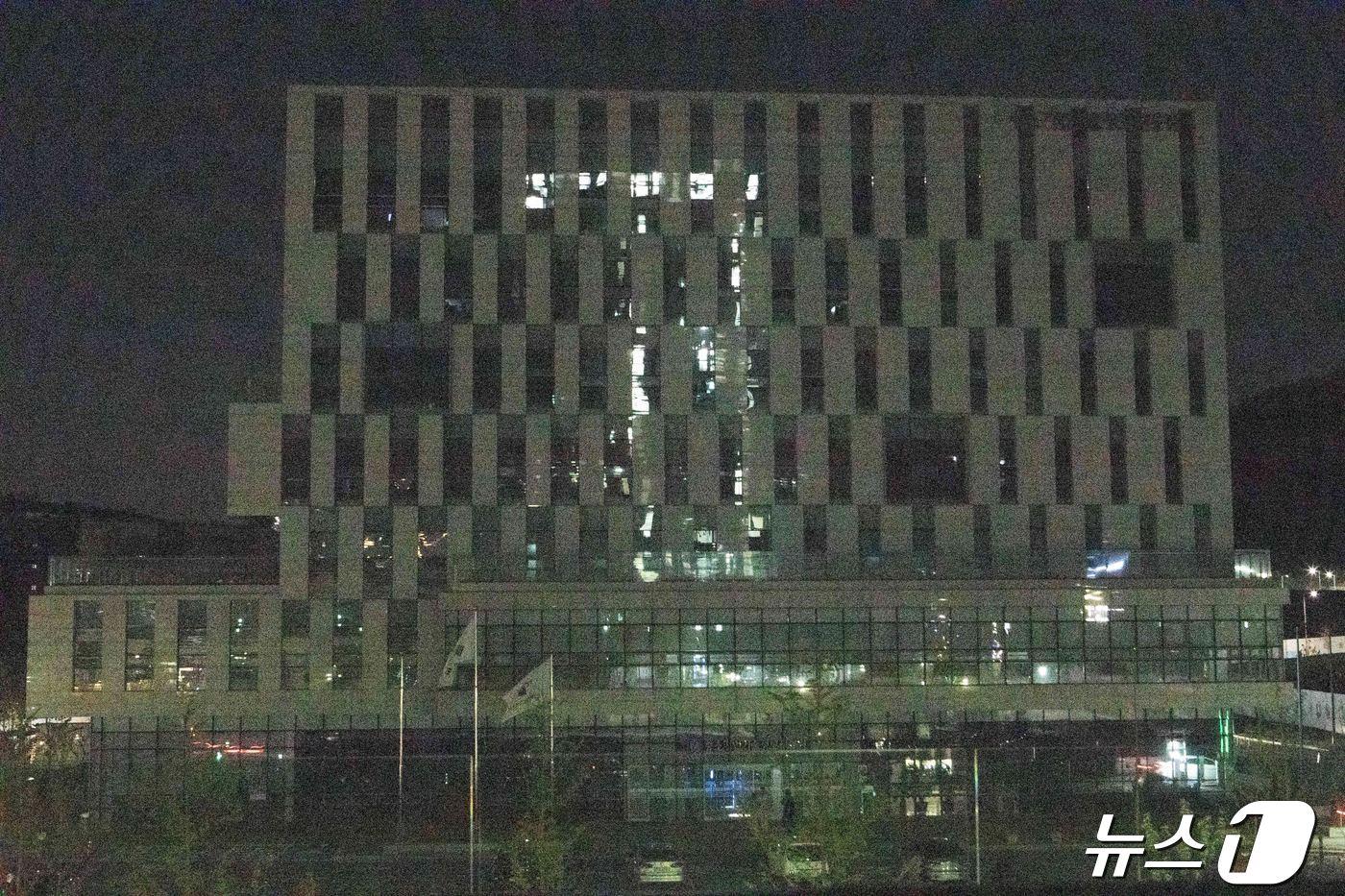 본문 이미지 - 지구의 날 맞이 소등행사에 참여한 중소기업기술정보진흥원 세종 본원의 모습.(TIPA 제공)