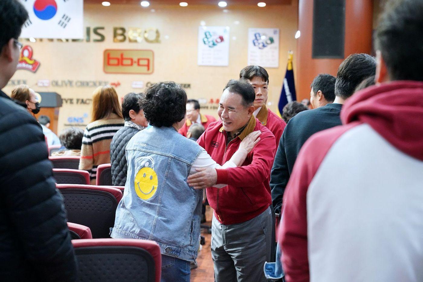 제너시스BBQ 그룹이 경기도 이천시 치킨대학서 개최한 '2024 전국 패밀리 간담회'에서 윤홍근 제너시스BBQ 그룹 회장(가운데 빨간옷)이 간담회에 참석한 가맹점주와 인사를 나누고 있다.(제너시스BBQ 그룹 제공)