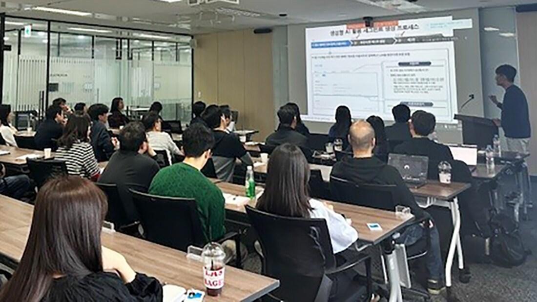 본문 이미지 - 롯데멤버스는 1월 AI(인공지능)혁신팀을 신설하고 이달부터 전 직원 대상 AI세미나를 열어 생성형 AI 기술을 소개하고 업무에 적용할 수 있도록 지원하고 있다(롯데멤버스 제공).