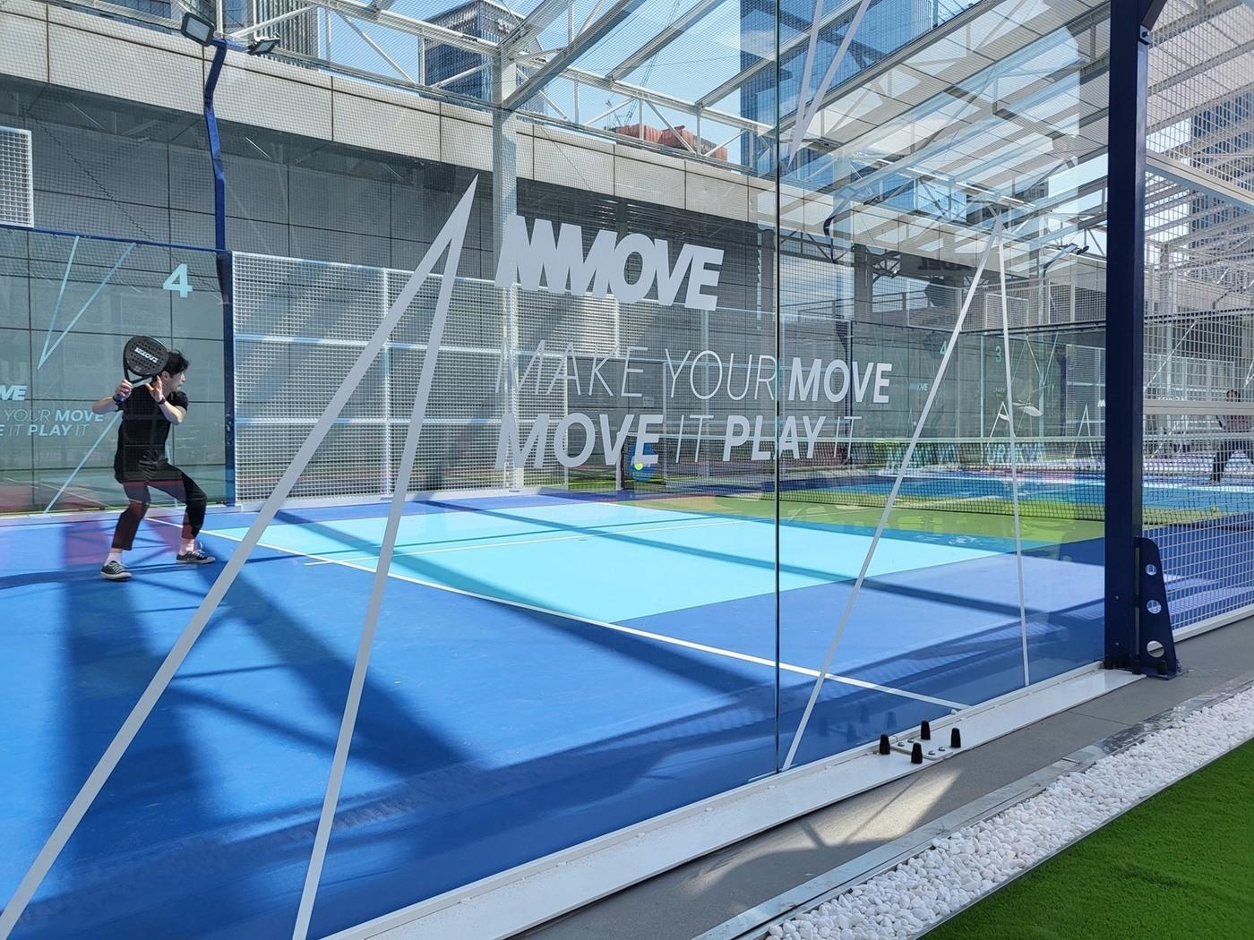 본문 이미지 - 아이파크몰 엠무브 빠델라운지 빠델 플레이 모습(HDC아이파크몰 제공)