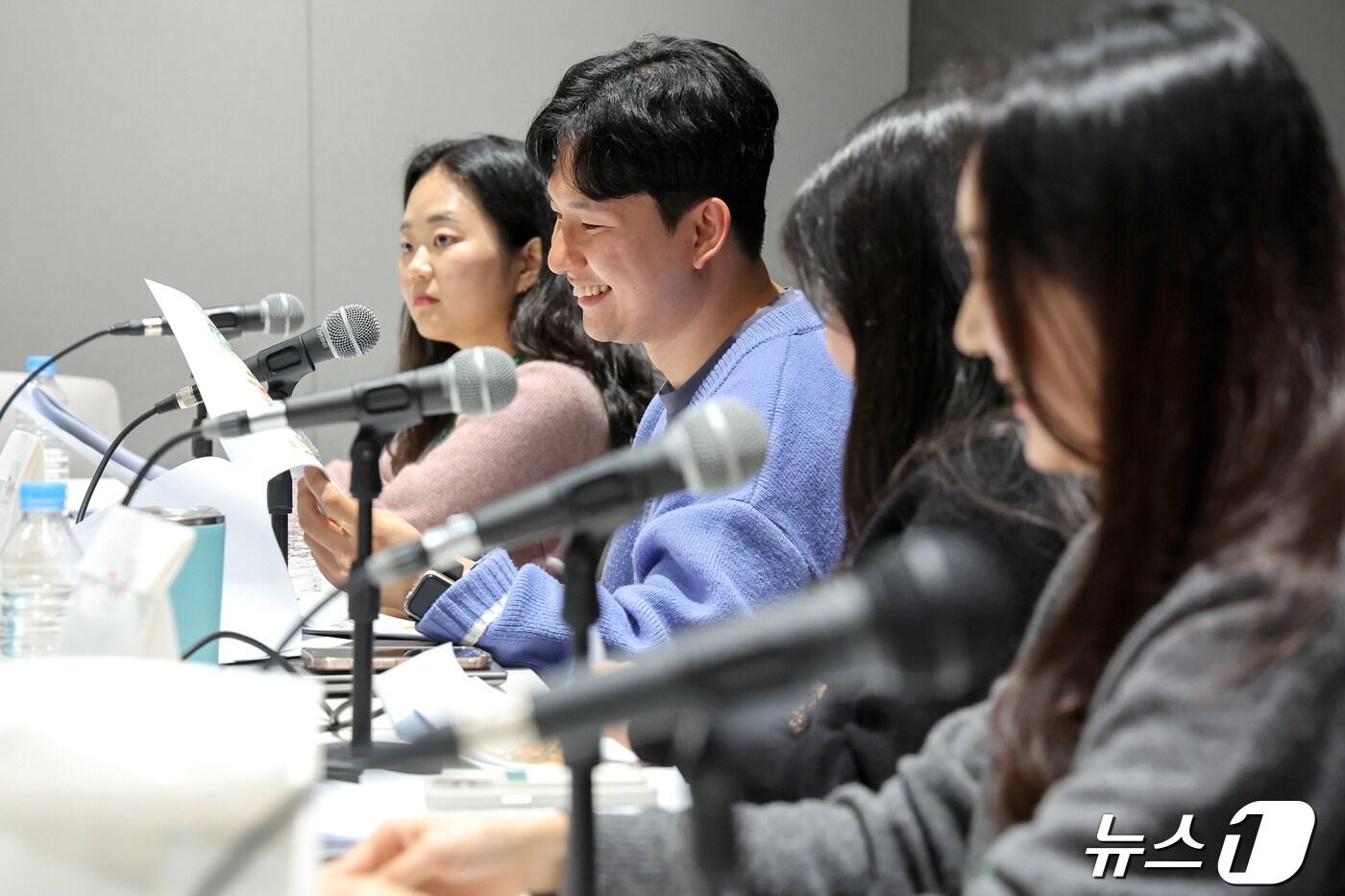 HD현대 MZ봉사단이 동화책을 직접 낭독하는 목소리 기부 봉사활동에 참여하고 있다.(HD현대 제공)