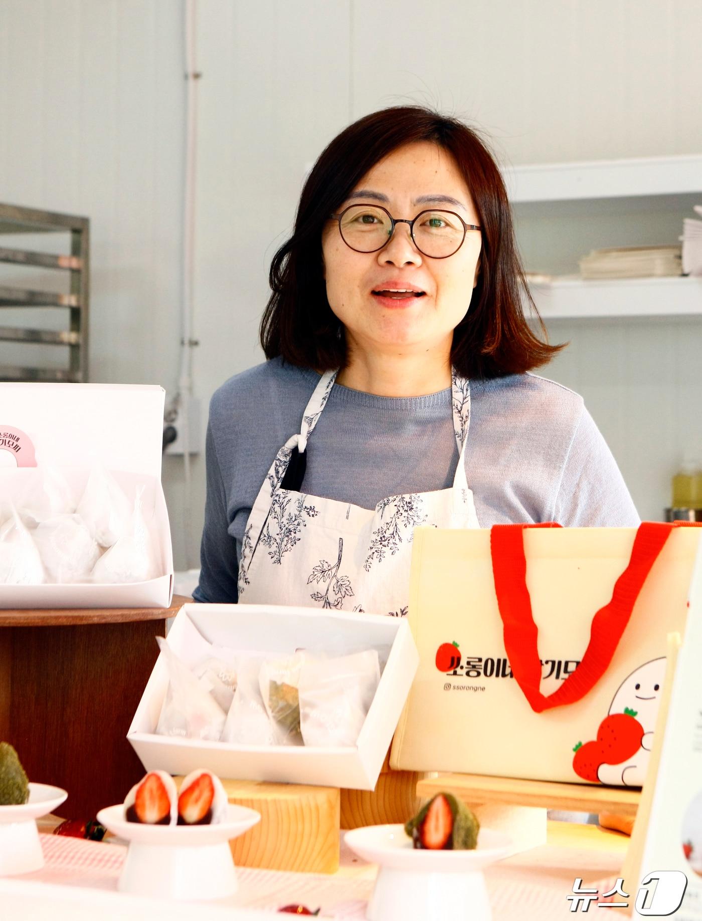 본문 이미지 - 보성 싱싱농원 김소영 대표가 딸기모찌 제품을 소개하고 있다.ⓒ News1