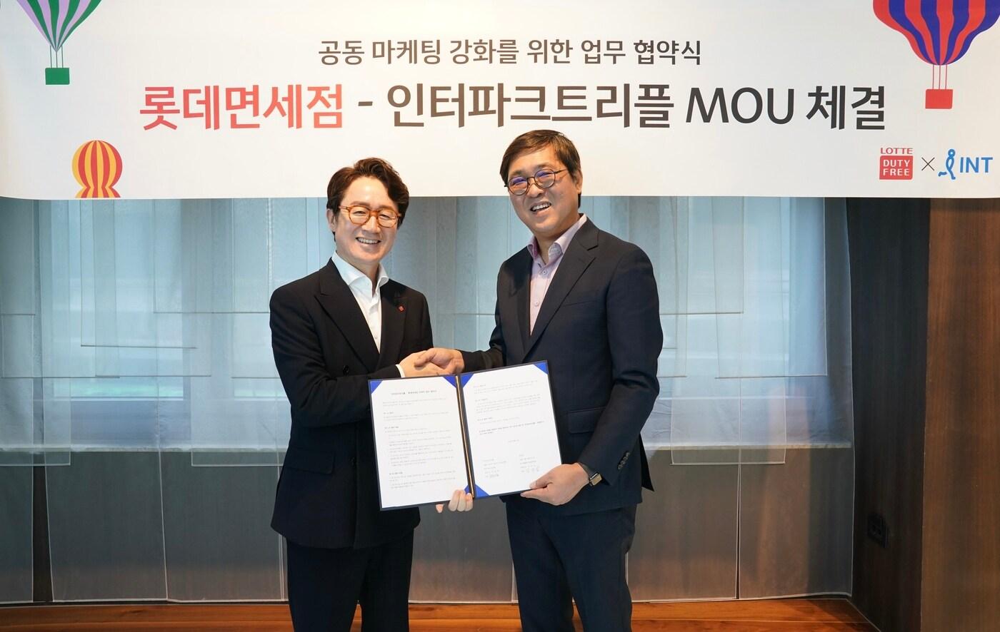  김주남 롯데면세점 대표이사(왼쪽)와 최휘영 인터파크트리플 대표이사.(롯데면세점 제공).