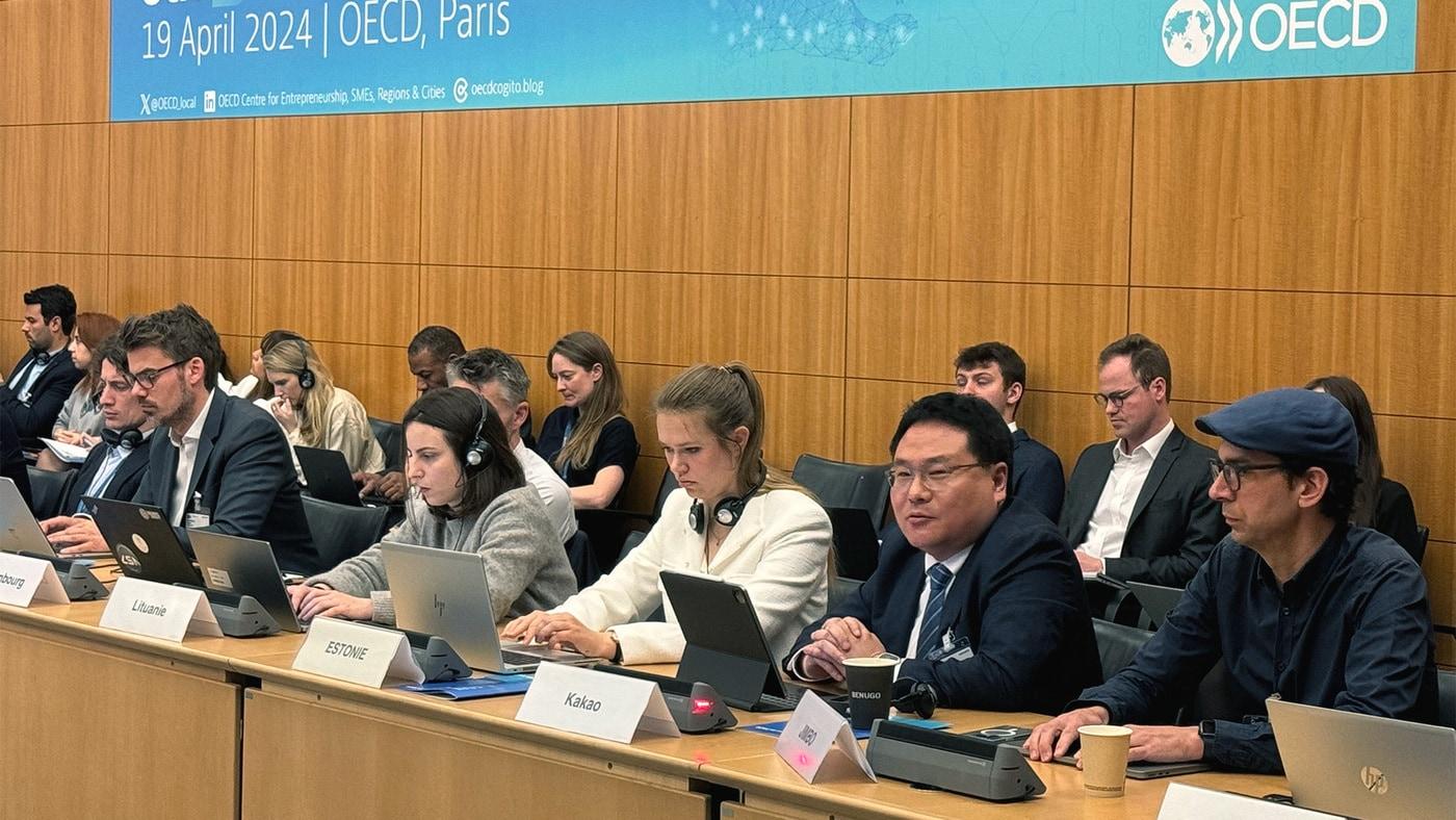 본문 이미지 - 지난 19일 열린 OECD D4SME 회의에서 발언 중인 박윤석 카카오 동반성장 성과리더(오른쪽에서 두 번째). (카카오 제공)