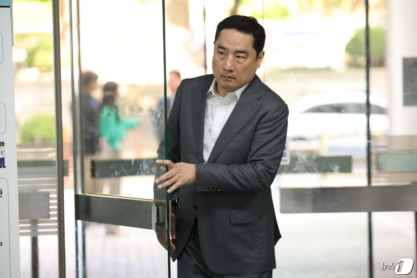 본문 이미지 - 정보통신망법상 명예훼손 혐의를 받는 강용석 법무법인 넥스트로 대표변호사가 23일 서울 서초구 서울중앙지방법원에서 열린 항소심 선고 공판에 출석하고 있다. 2024.4.23/뉴스1 ⓒ News1 박정호 기자