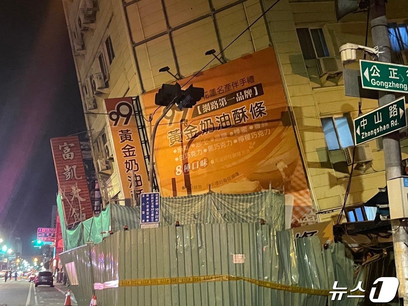 본문 이미지 - 23일(현지시간) 대만 화롄의 호텔 건물이 지진으로 크게 기울어진 모습이 보인다. 2024.04.23 ⓒ AFP=뉴스1 ⓒ News1 우동명 기자