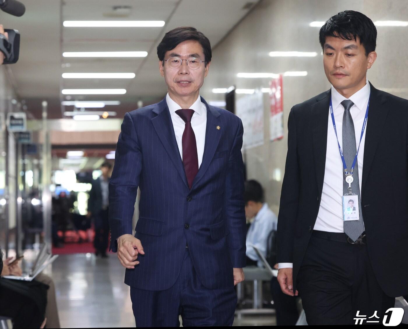 본문 이미지 - 조경태 국민의힘 의원이 23일 서울 여의도 국회에서 열린 중진의원 모임에 참석하고 있다. 2024.4.23/뉴스1 ⓒ News1 ,송원영 기자