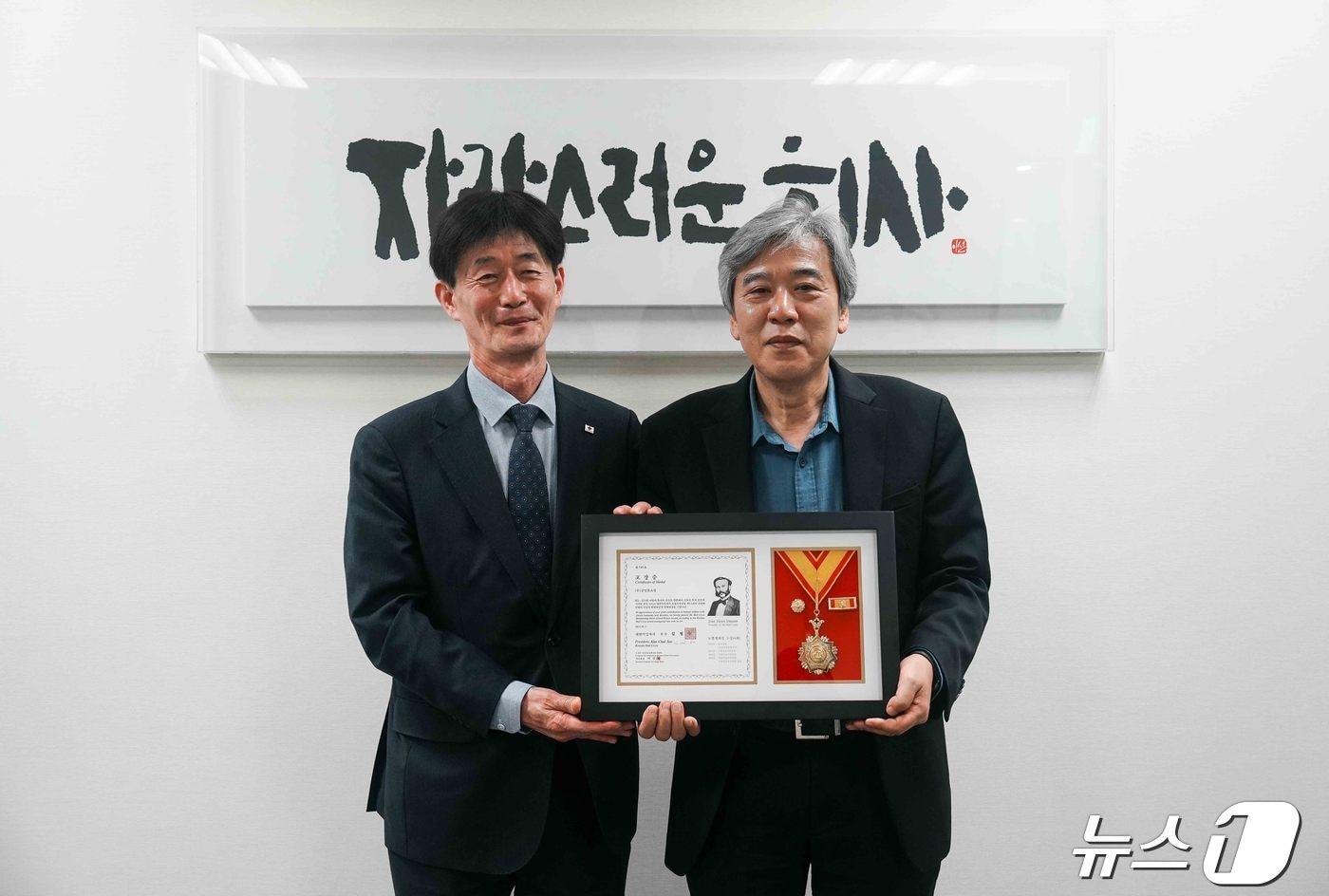 본문 이미지 - 조성호 공영홈쇼핑 대표이사(오른쪽)와 박종술 대한적십자사 사무총장이 기념사진을 찍고 있다.(공영홈쇼핑 제공)