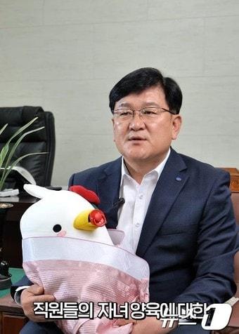 본문 이미지 - 통영 관내 수협 출산장려정책 릴레이 챌린지 영상 김태형 멍게수하식수협 조합장편.(통영시유튜브 갈무리)