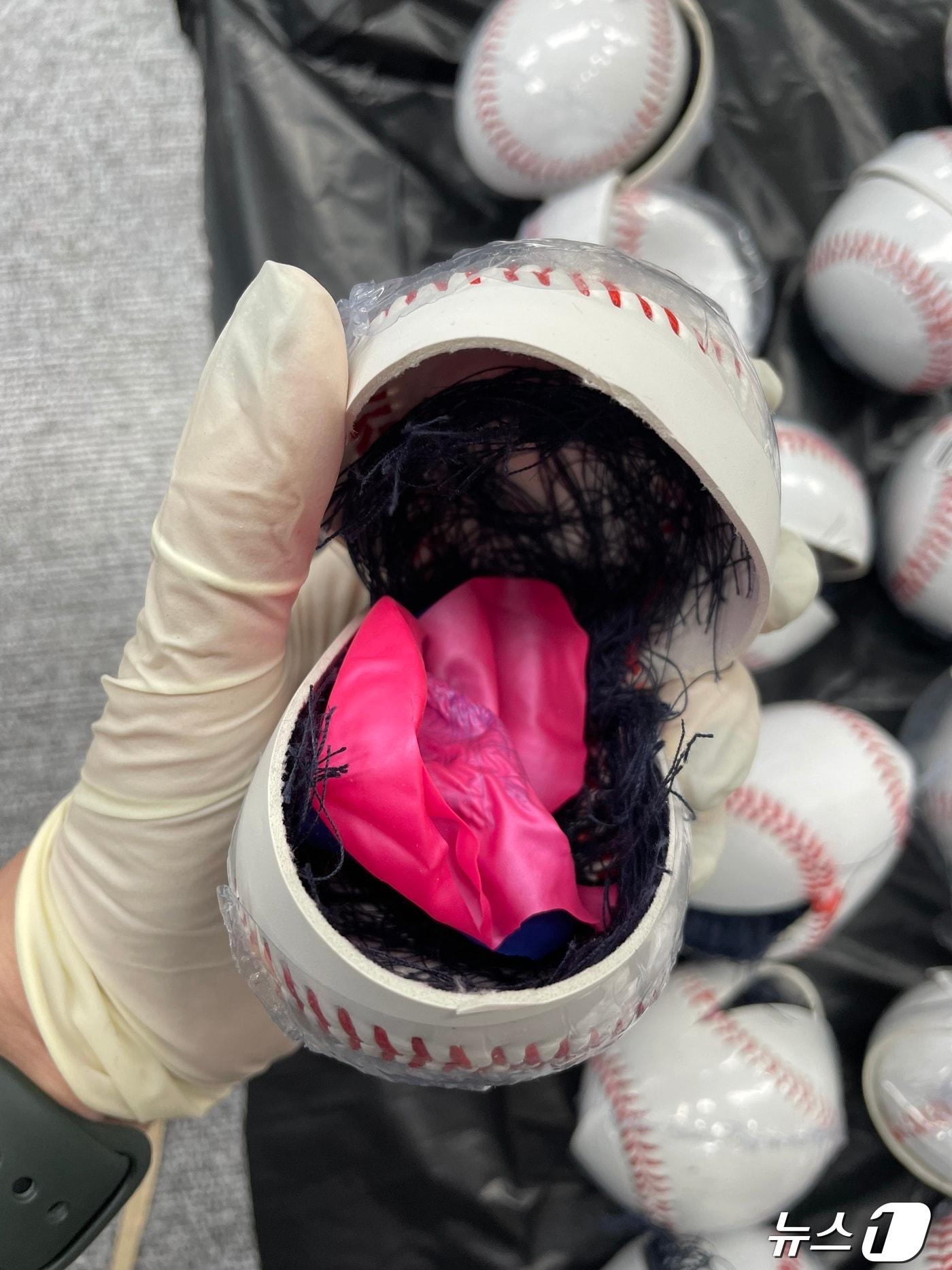 본문 이미지 - 야구공속에 마약을 넣어 밀반입 한 증거물(경북경찰청 제공)2024.4.23/뉴스1