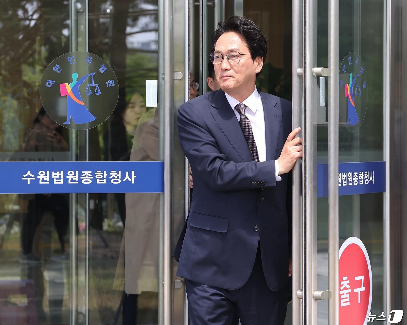 본문 이미지 - 박근혜 전 대통령 국정농단 사건에 비선실세로 알려졌던 최서원 씨&#40;개명 전 최순실&#41;에 대한 각종 의혹 제기에 나섰던 안민석 전 더불어민주당 의원이 23일 오전 경기도 수원시 영통구 수원지방법원에서 열린 정보통신망 이용촉진 및 정보보호 등에 관한 법률 위반&#40;명예훼손&#41; 혐의 첫 공판을 마친 후 법정을 나서고 있다. &#40;공동취재&#41; 2024.4.23/뉴스1 ⓒ News1 이재명 기자