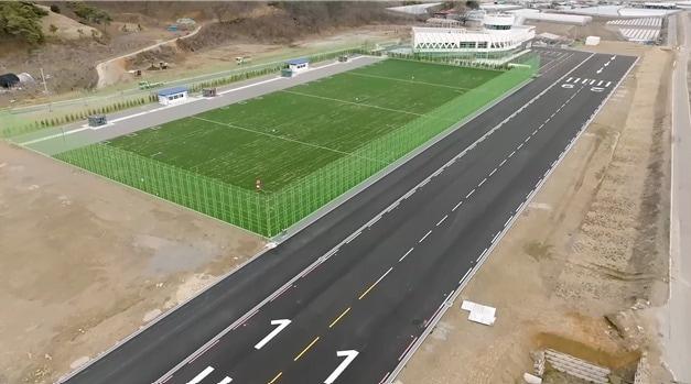 본문 이미지 - 한국교통안전공단 김천드론자격센터 실기시험장과 활주로 전경.(한국교통안전공단 제공)