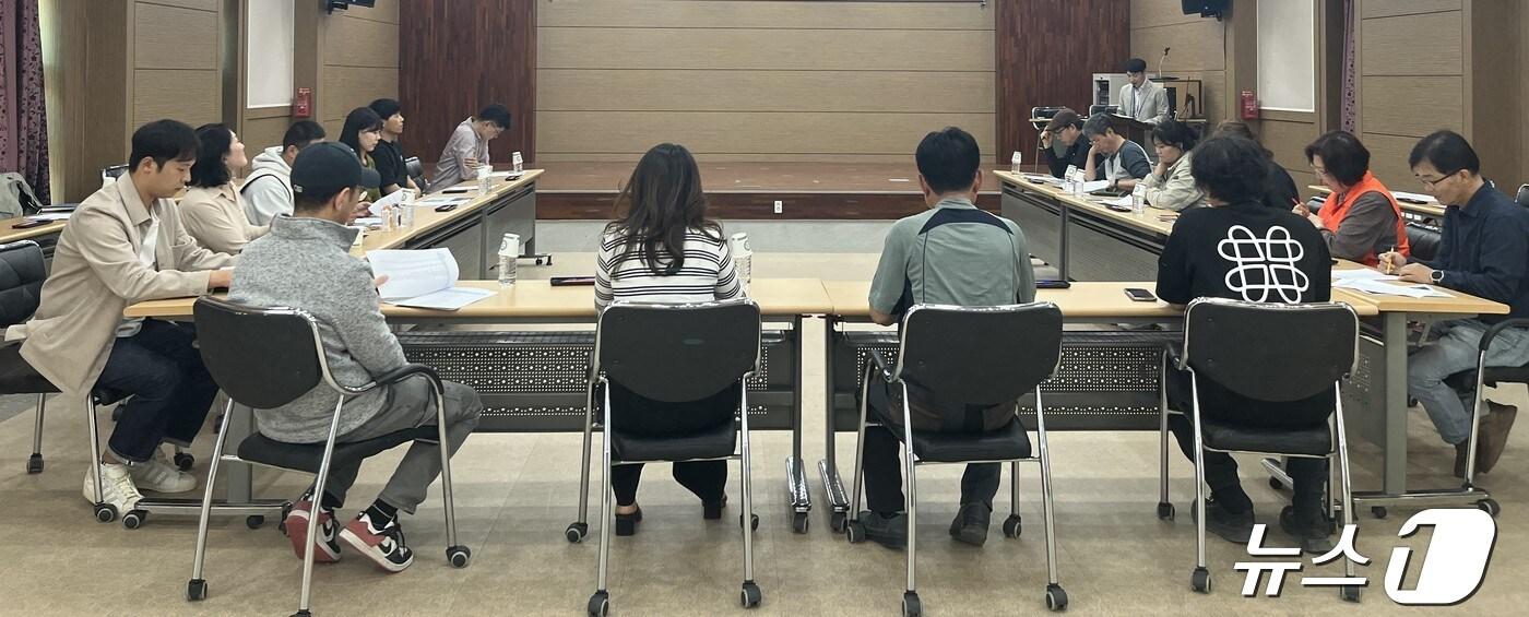 23일 전북자치도 진안군이 산약초타운에서 체험관광상품 실무 운영자와 관련부서 공무원 등 20여명이 참석한 가운데 협업 회의를 갖고 있다.(진안군 제공)2024.4.23/뉴스1