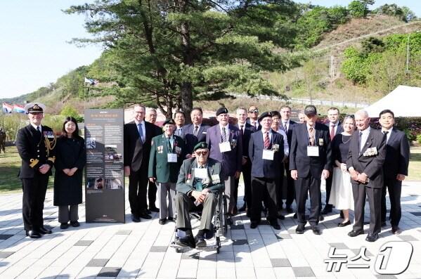 본문 이미지 - 22일 파주 적성면 설마리전투 추모공원에서 열린 '제73주년 설마리 임진강전투 추모식'에 참석한 참전용사들과 유엔사령부, 관련국 대사관 관계자들. (파주시 제공)