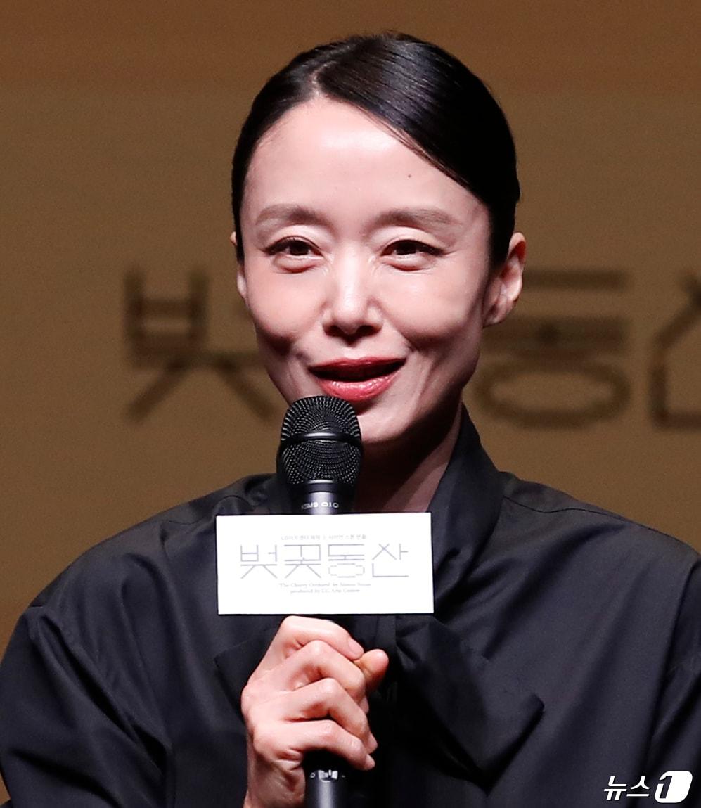 본문 이미지 - 배우 전도연이 23일 서울 강서구 LG아트센터 서울에서 열린 ‘벚꽃동산’ 제작발표회에서 인사말을 하고 있다. 2024.4.23/뉴스1 ⓒ News1 권현진 기자