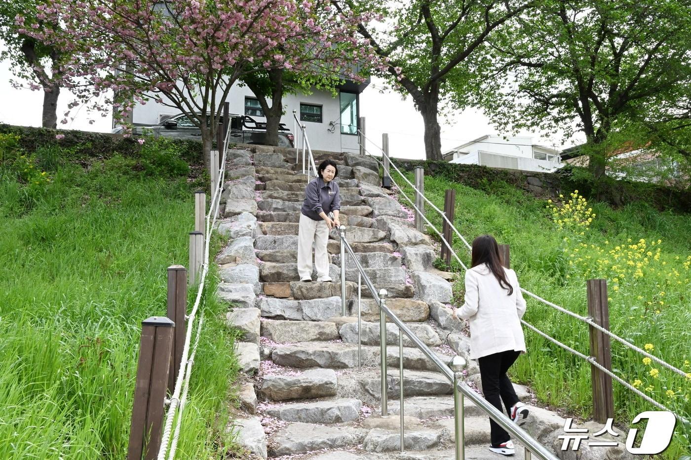 본문 이미지 - 울산 중구의회 홍영진 의원이 23일 다운동 산책로 연결 계단의 급경사 문제 민원 현장을 점검하고 있다.