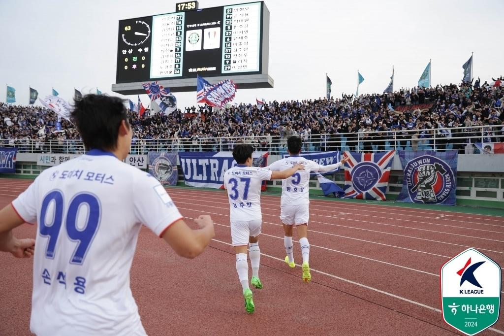 본문 이미지 - 수원 삼성의 원정 팬들을 향해 달려가는 선수들(한국프로축구연맹 제공) 