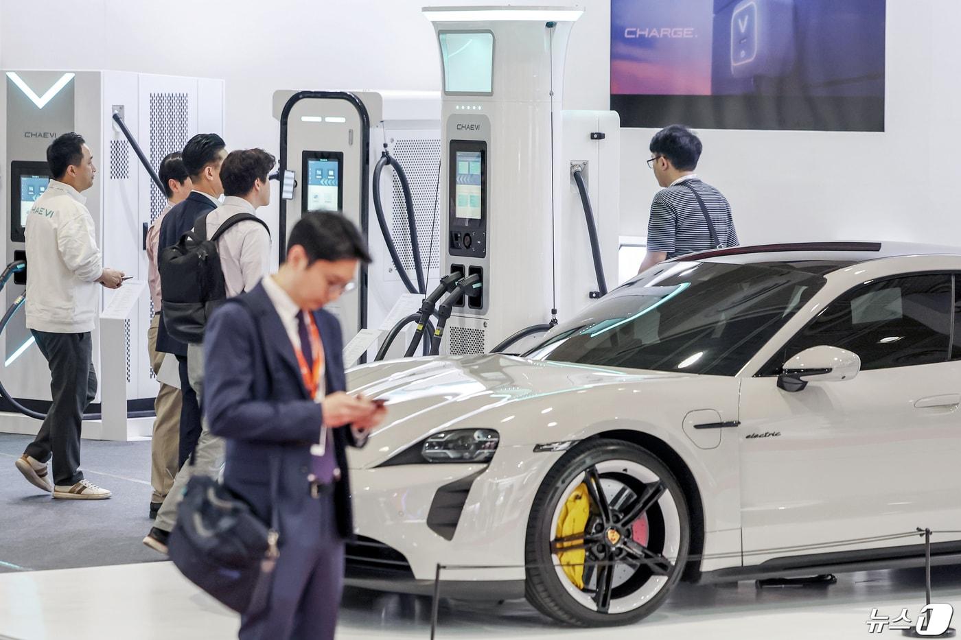 23일 서울 강남구 코엑스에서 열린 '제37회 세계 전기자동차 전시회(EVS37)'를 찾은 업계 관계자 및 관람객들이 전기차 및 충전시설을 살펴보고 있다. 2024.4.23/뉴스1 ⓒ News1 민경석 기자