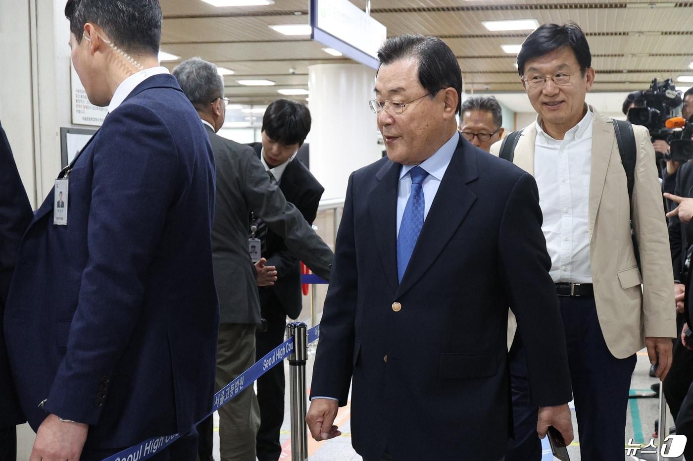 본문 이미지 - 4·16세월호참사 특별조사위원회(특조위) 설립과 활동을 방해한 혐의로 기소된 이병기 전 청와대 비서실장이 지난 23일 오후 서울중앙지법에서 열린 항소심 선고 공판에 출석했다. 2024.4.23/뉴스1 ⓒ News1 박정호 기자