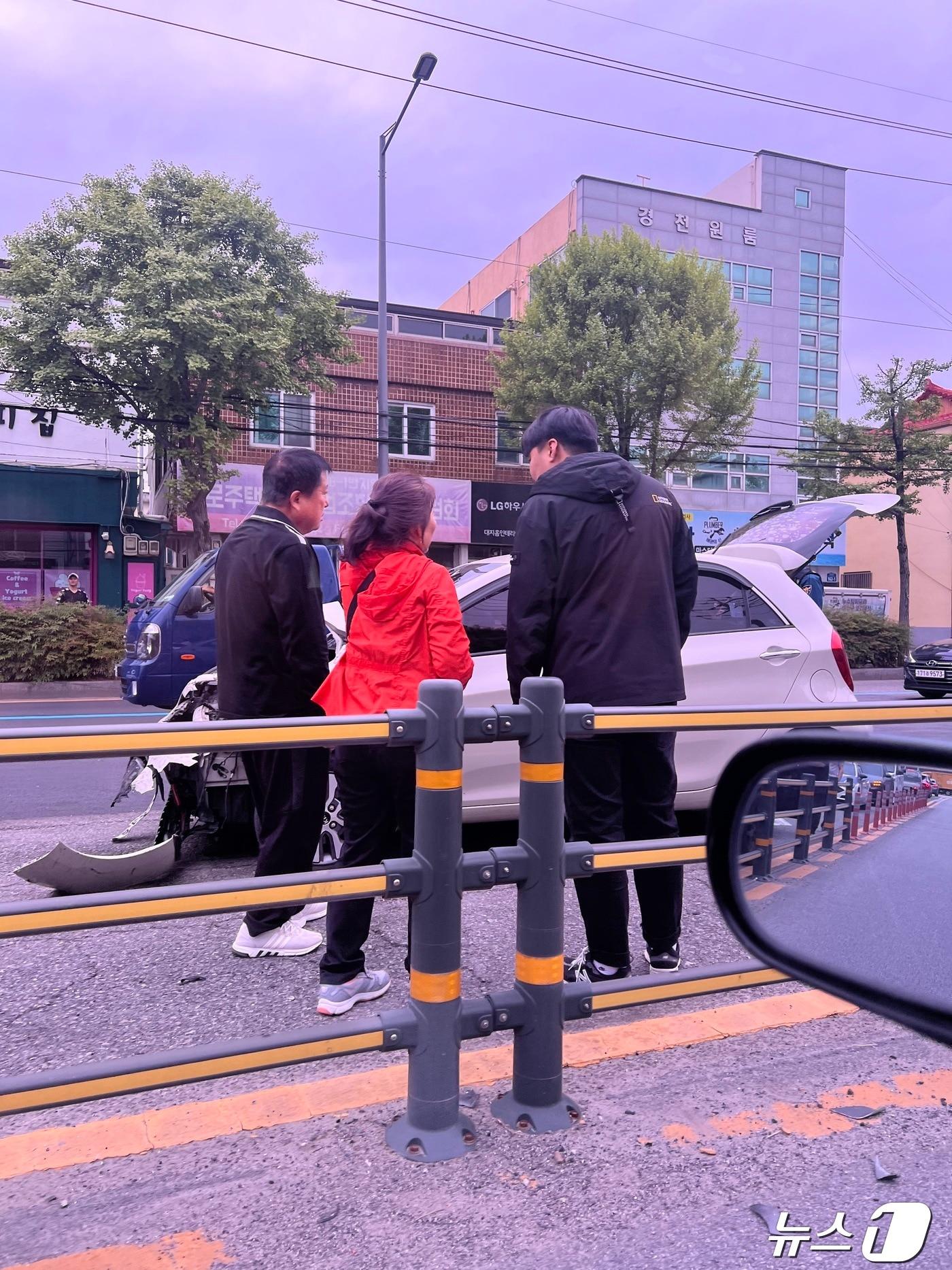 본문 이미지 - 23일 오후 12시50분쯤 광주 북구 용봉동의 한 사거리 교차로에서 4중 추돌사고가 발생해 3명이 다쳤다.(독자 제공)2024.4.23/뉴스1