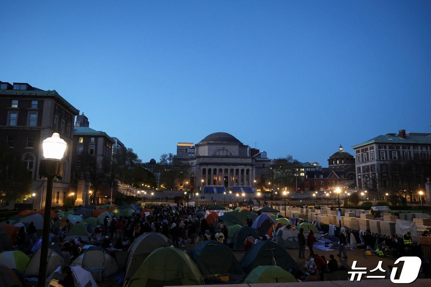 미국 뉴욕 컬럼비아 대학교 학생들이 캠퍼스에서 팔레스타인 지지 시위를 벌이고 있다. 2024.04.22/ ⓒ 로이터=뉴스1 ⓒ News1 박재하 기자