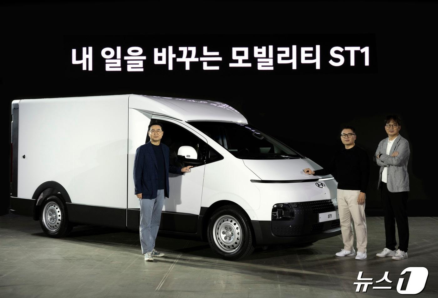 본문 이미지 -  ST1 미디어 발표회에서 (왼쪽부터)현대자동차 국내사업본부장 정유석 부사장, 현대자동차 PBV사업실 민상기 실장, 현대자동차 PBV 디벨롭먼트실 오세훈 상무가 기념 촬영을 하고 있는 모습.(현대차 제공)