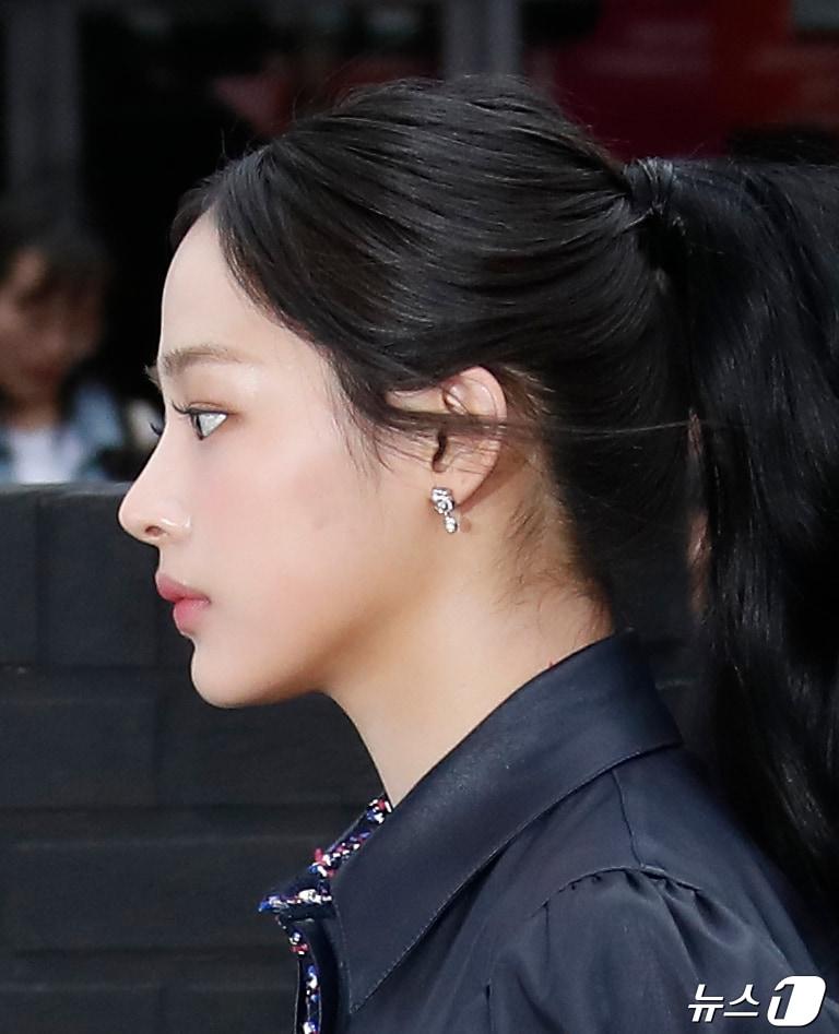 본문 이미지 - 뉴진스 민지가 하이브와 민희진 대표 갈등 속 처음으로 공식  석상에 나섰다. ⓒ News1 권현진 기자