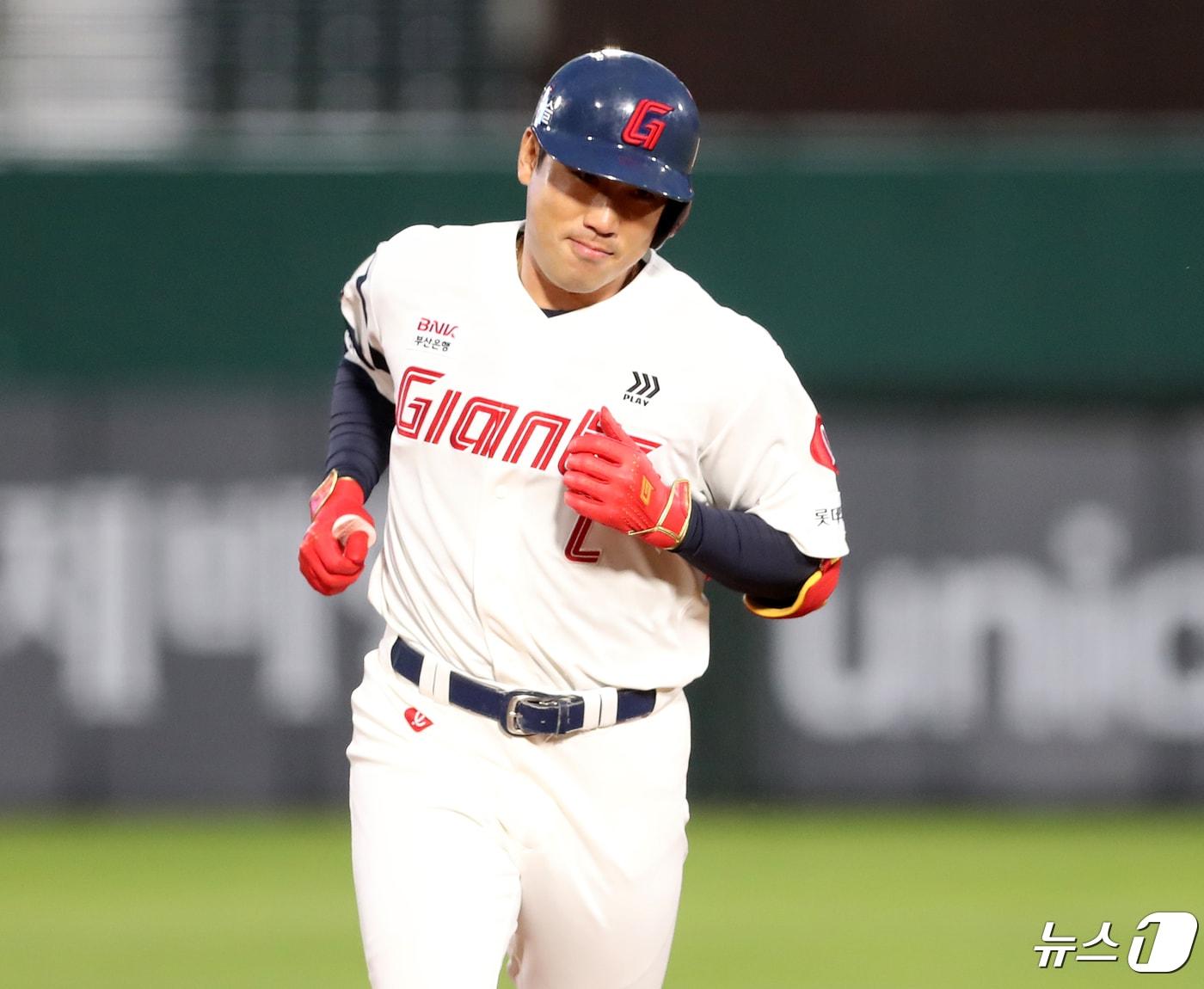 본문 이미지 - 23일 오후 부산 사직야구장에서 열린 '2024 신한 SOL 뱅크 KBO리그' 롯데 자이언츠와 SSG 랜더스의 경기, 1회말 2사 주자 1루 상황 롯데 전준우가 2점 홈런을 때린 뒤 그라운드를 돌고 있다. 2024.4.23/뉴스1 ⓒ News1 윤일지 기자