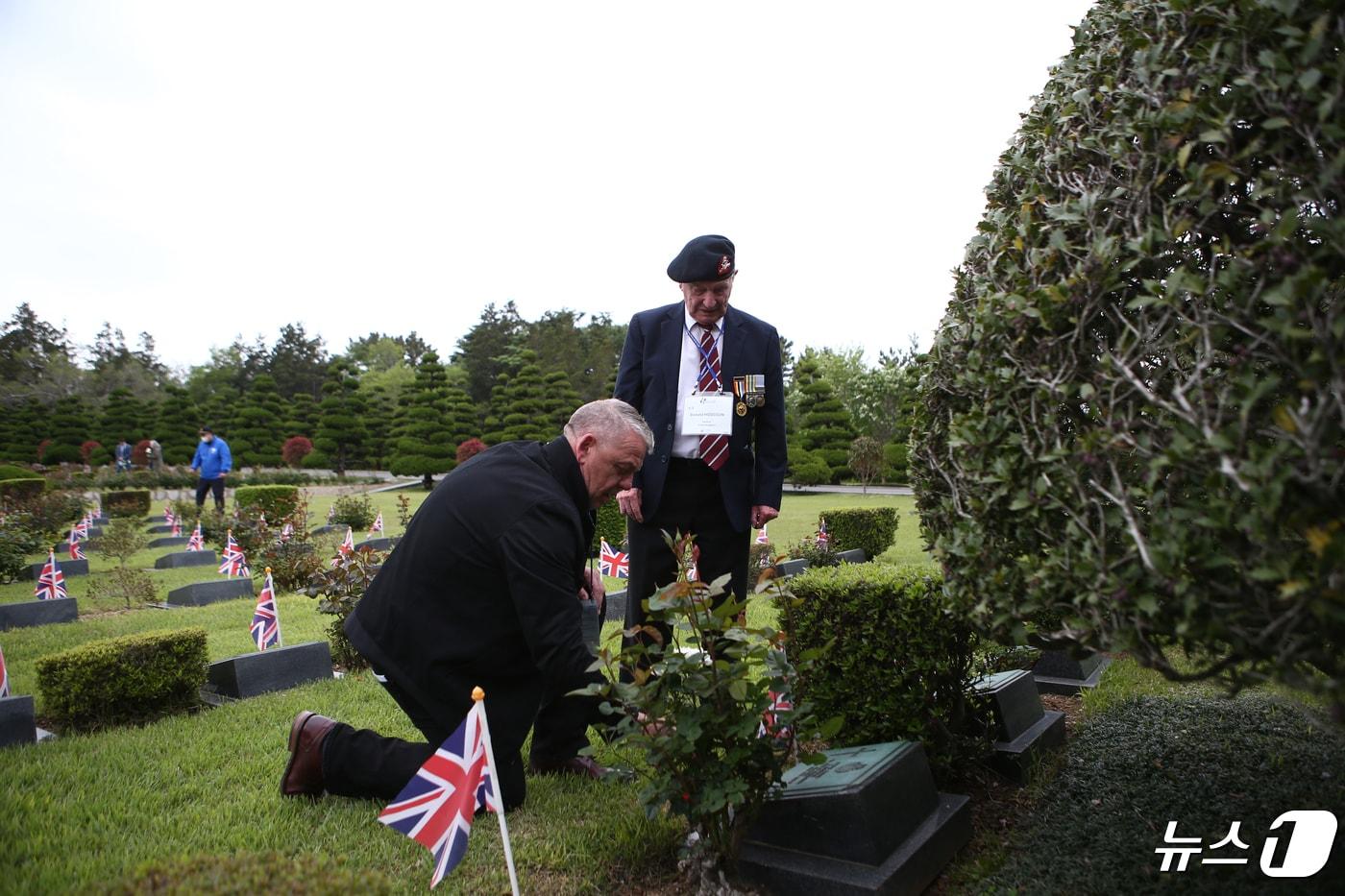 본문 이미지 - 영연방 4개국( 영국, 캐나다, 호주, 뉴질랜드) 참전용사와 유가족이 23일 오후 부산 유엔기념공원을 방문해 참배하고 전우의 넋을 기리며 추모하는 시간을 갖고 있다.(국가보훈부 제공)ⓒ 뉴스1