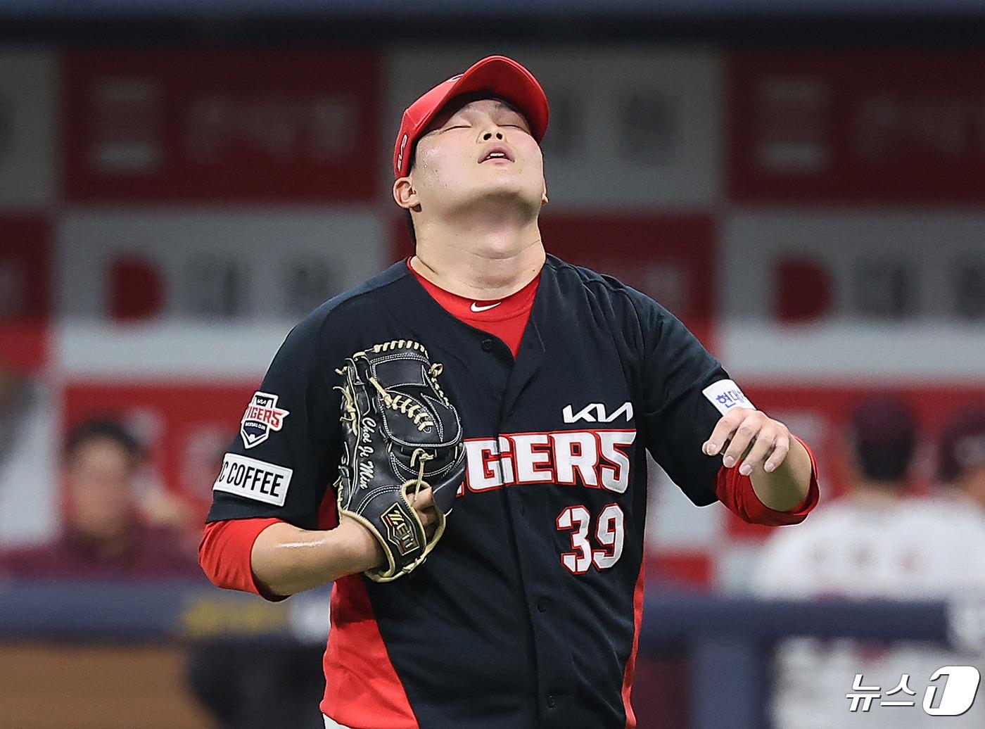 본문 이미지 - 23일 오후 서울 고척스카이돔에서 열린 2024 신한은행 SOL뱅크 KBO리그 KIA 타이거즈와 키움 히어로즈의 경기, KIA 최지민이 6회말 2사 만루에서 실점 없이 이닝을 마친 뒤 더그아웃으로 향하고 있다. 2024.4.23/뉴스1 ⓒ News1 김진환 기자