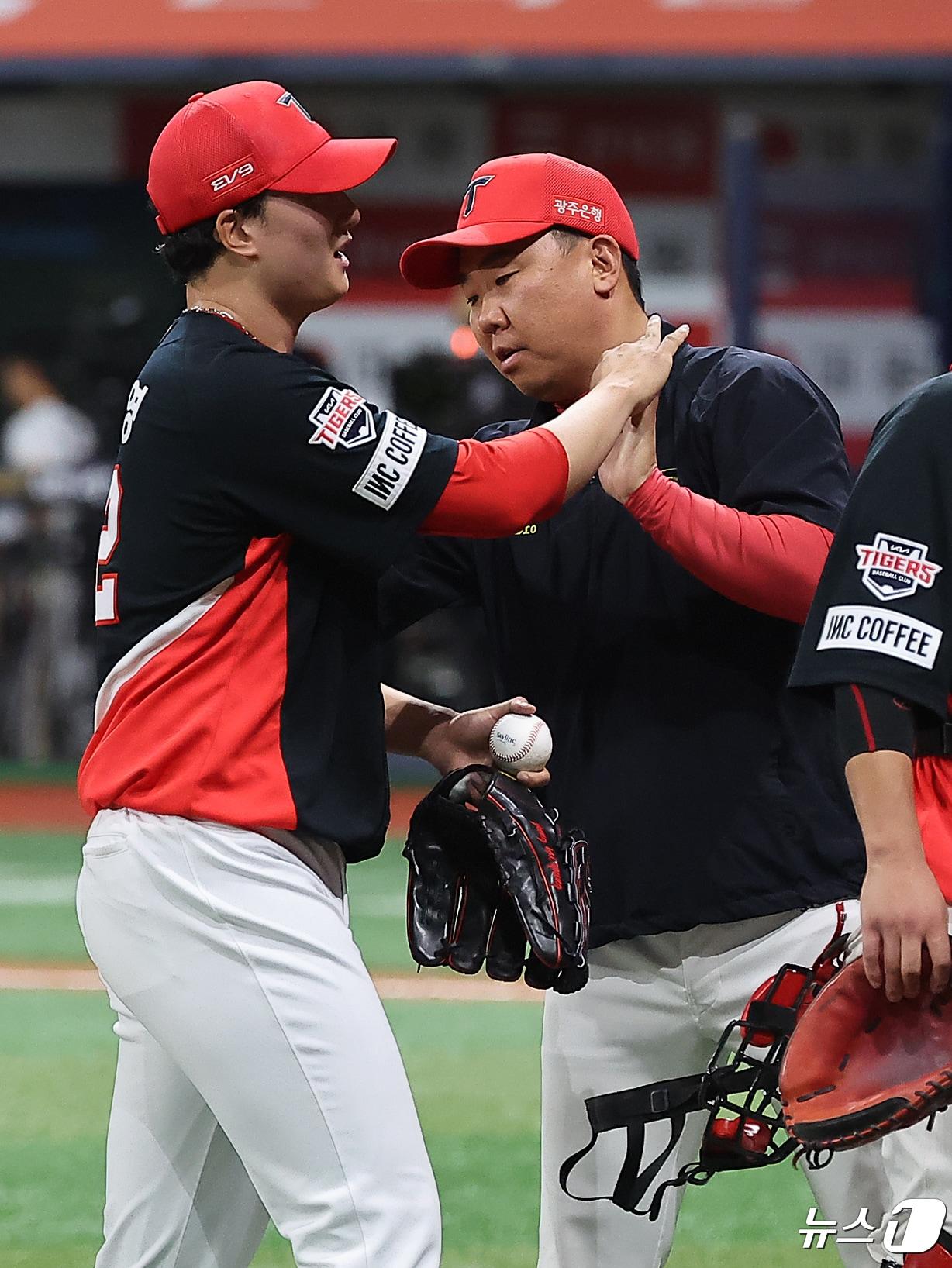 본문 이미지 - 23일 오후 서울 고척스카이돔에서 열린 2024 신한은행 SOL뱅크 KBO리그 KIA 타이거즈와 키움 히어로즈의 경기, 연장 접전 끝에 5대2로 승리한 KIA 이범호 감독이 마무리 정해영과 기쁨을 나누고 있다. 2024.4.23/뉴스1 ⓒ News1 김진환 기자