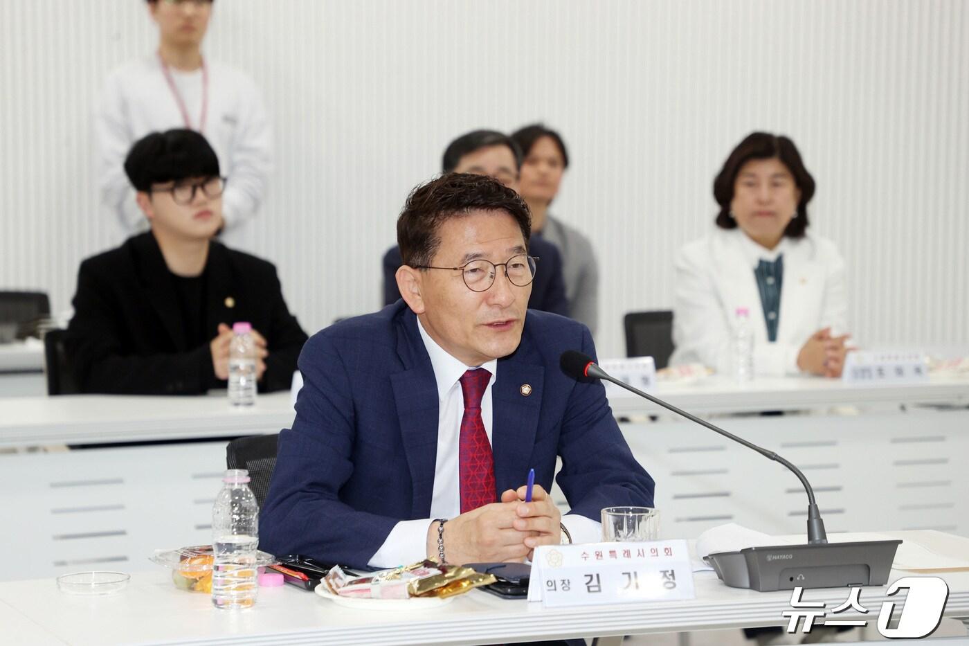 본문 이미지 - 23일  경기 수원시 장안구 천천동 일월수목원 대강당에서 열린  제20차 대한민국 특례시의회 의장협의회 정례회의에서 김기정 수원시의회 의장이 발언하고 있다. (수원시의회 제공)