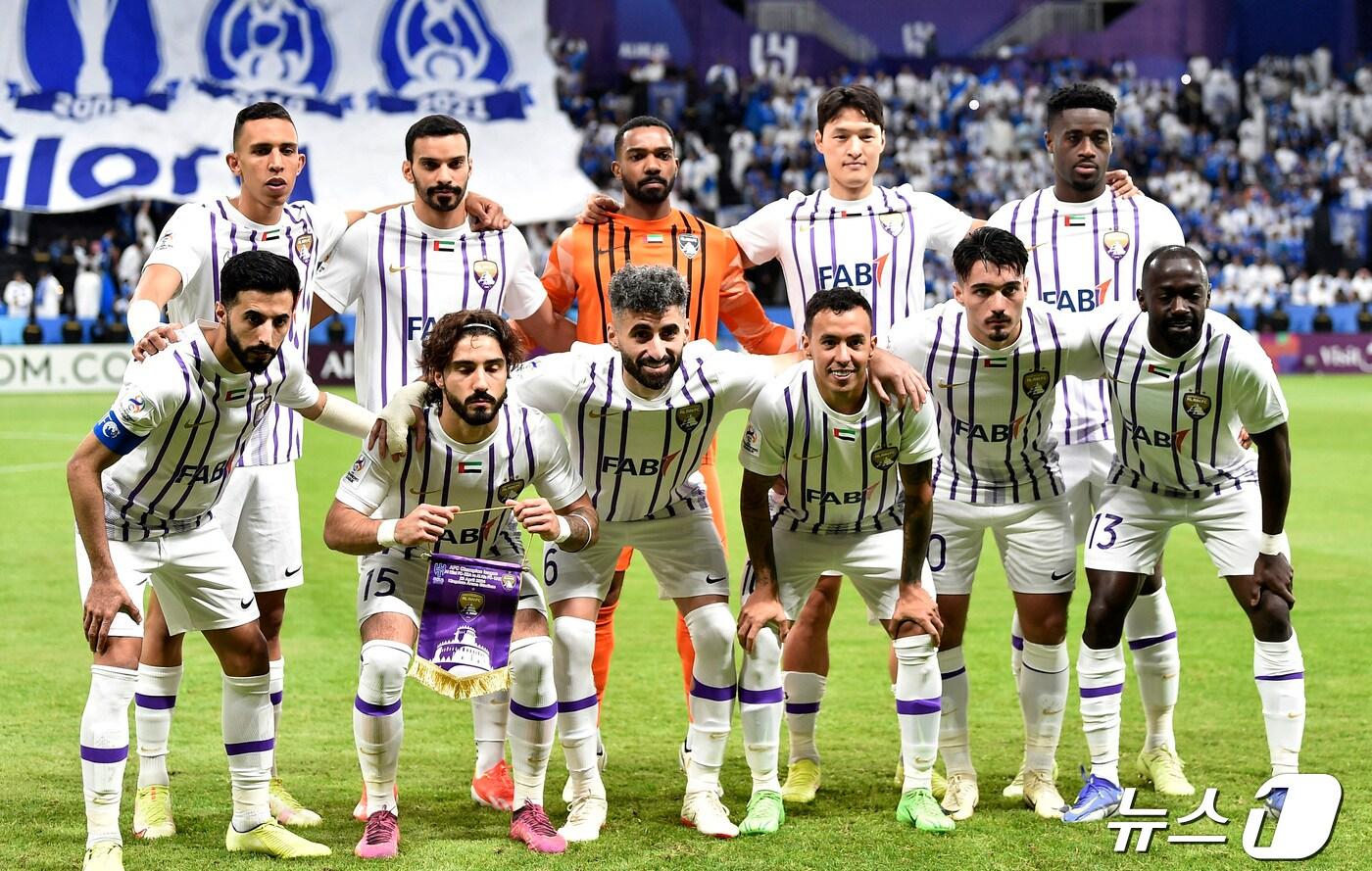 알아인의 ACL 결승 진출을 견인한 박용우(윗줄 오른쪽에서 두 번째). ⓒ 로이터=뉴스1