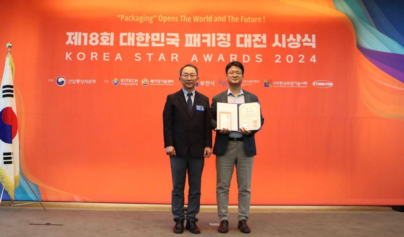 본문 이미지 - (왼쪽부터)산업통상자원부 박동일 제조산업정책관, 롯데칠성음료 이성식 품질혁신팀장(롯데칠성음료 제공)