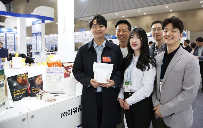 본문 이미지 - 23일 일산 킨텍스에서 열린 '2024 대한민국 패키징 대전'에서 아워홈 Packaging팀 팀원들이 출품작 앞에서 기념 촬영을 하고 있다.(아워홈 제공)