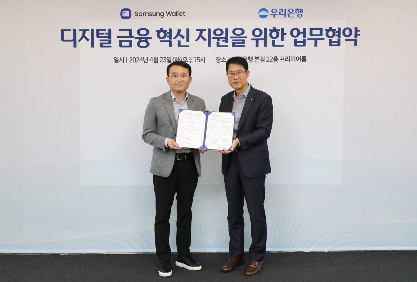 지난 23일 우리은행 본점에서 김범석 국내영업부문장(오른쪽)과 채원철 삼성전자 MX사업부 디지털월렛팀장 부사장이 기념촬영을 하고 있다.(우리은행 제공)