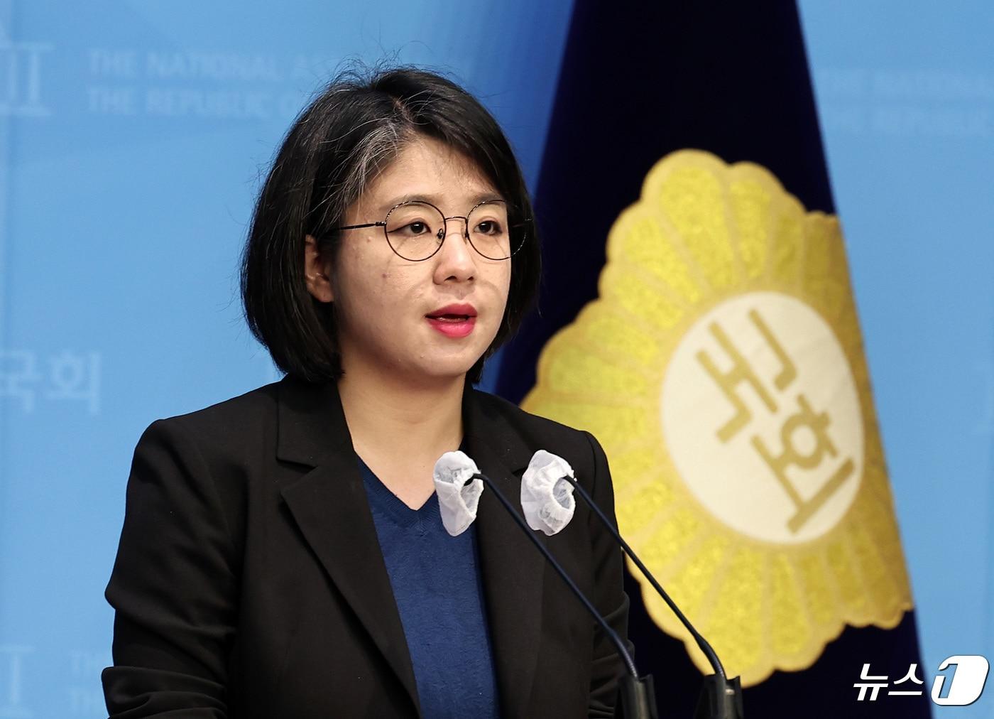 본문 이미지 - 용혜인 더불어민주연합 의원이 지난 4월 24일 오전 서울 여의도 국회 소통관에서 기자회견을 열고, 민생회복지원금 관련 입장을 밝히고 있다. 2024.4.24/뉴스1 ⓒ News1 구윤성 기자