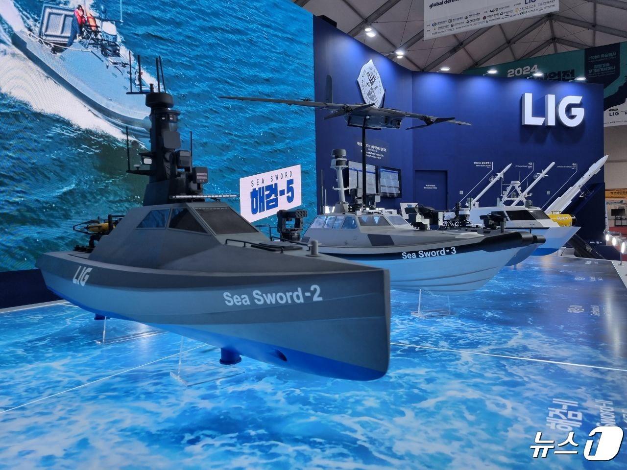 본문 이미지 - 24일 진해 해군사관학교에서 열린 &#39;2024 이순신 방위산업전&#39; LIG넥스원 부스에서 무인수상정&#40;해검-II&#41;을 비롯해 대한민국 해군이 추진 중인 &#39;네이비 씨 고스트&#40;Navy Sea Ghost&#41;&#39;에 최적화된 유무인복합체계 솔루션이 전시돼 있다. &#40;LIG넥스원 제공&#41; 2024.4.24/뉴스1