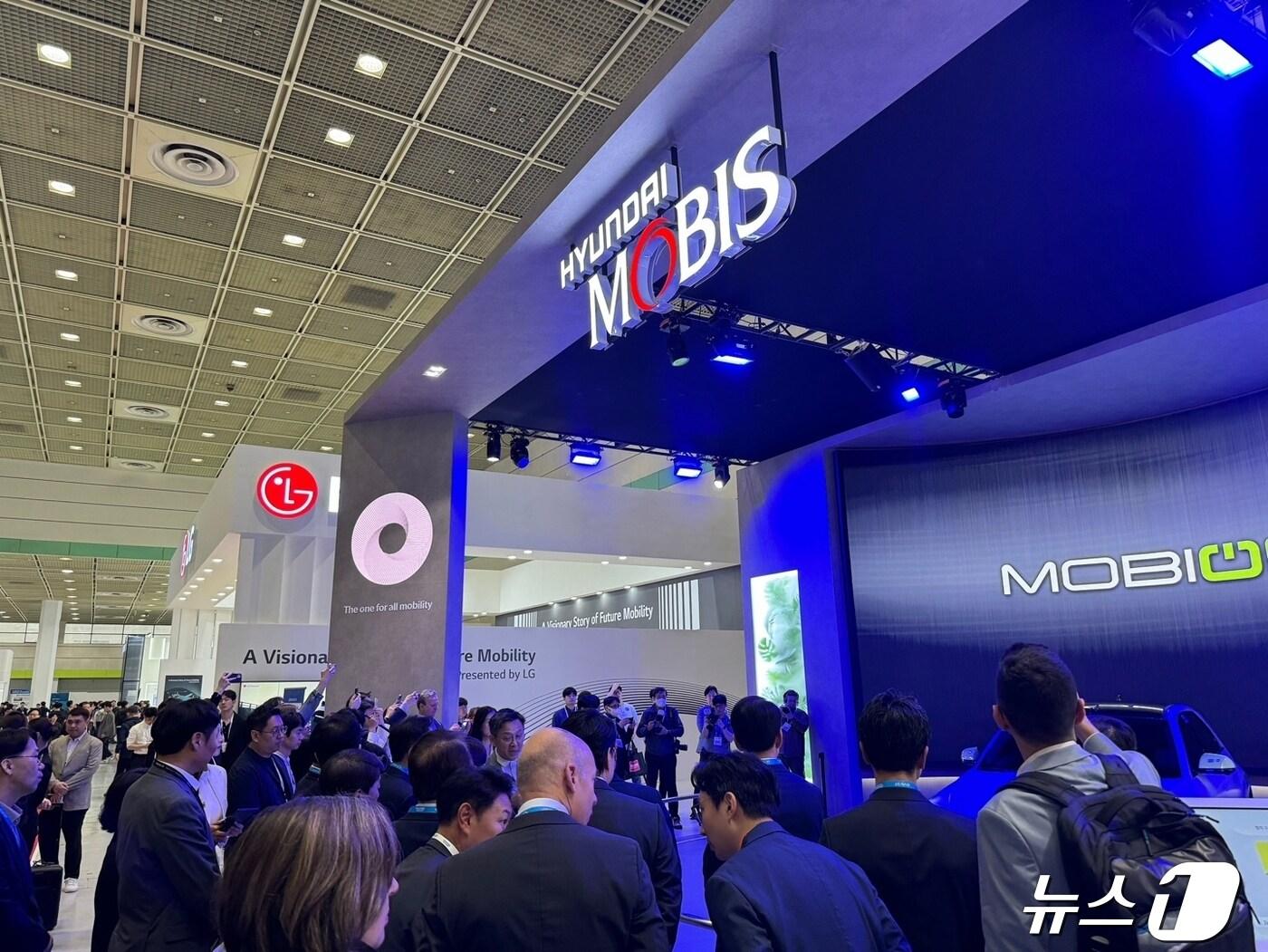 본문 이미지 - 전기차 업계 관계자를 비롯한 관람객들이 EVS37 현대모비스 부스에서 모비온의 시연을 관람하고 있다. 2024.04.24/뉴스1 ⓒ News1 강태우 기자