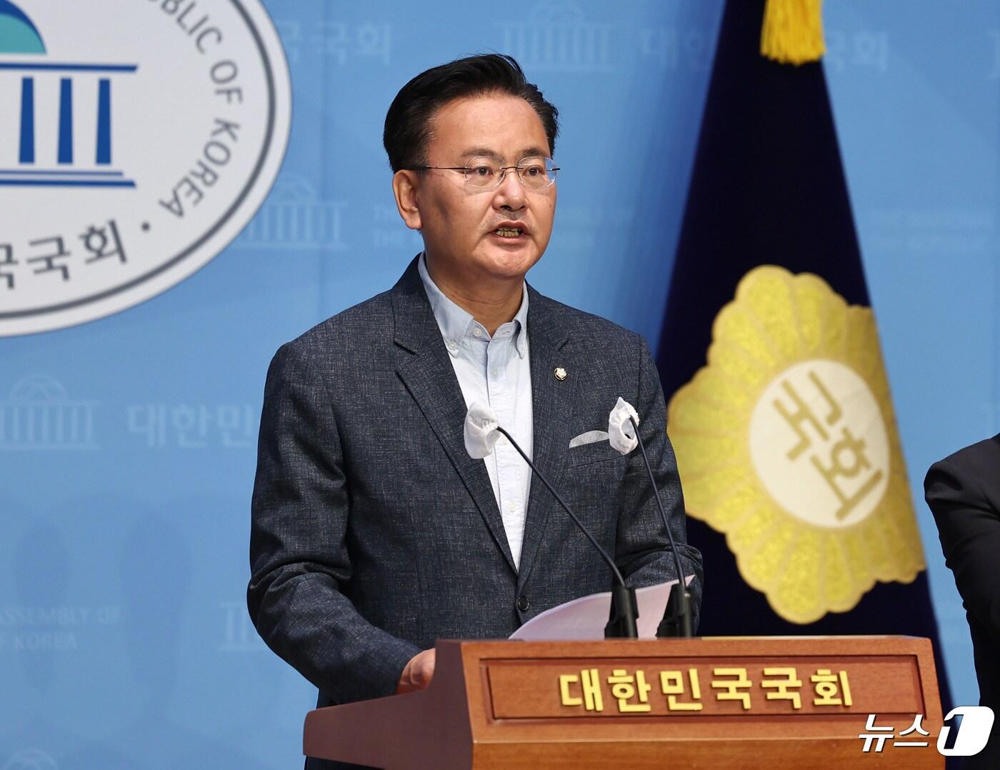 본문 이미지 - 국민의힘 법제사법위원회 소속 유상범 의원이 24일 오전 서울 여의도 국회 소통관에서 기자회견을 열고, 이화영 전 경기도 부지사 관련 성명을 발표하고 있다. 2024.04.24. ⓒ News1 구윤성 기자