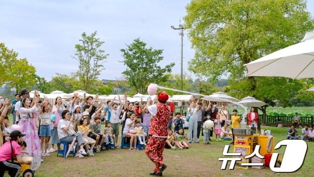 본문 이미지 - 전주덕진공원에서 펼치지고 있는 버스킹 공연 모습.(전주시 제공)/뉴스1