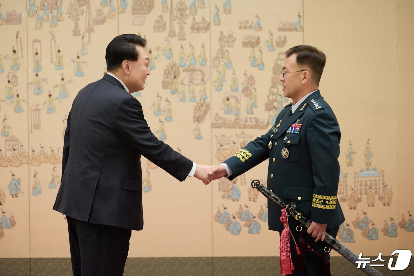 윤석열 대통령이 지난 4월 24일 용산 대통령실 청사에서 열린 대장 진급·보직 신고 및 삼정검 수치 수여식에서 강호필 합동참모차장에게 삼정검 수치를 수여하고 있다. (대통령실 제공) 2024.4.24/뉴스1 ⓒ News1 오대일 기자