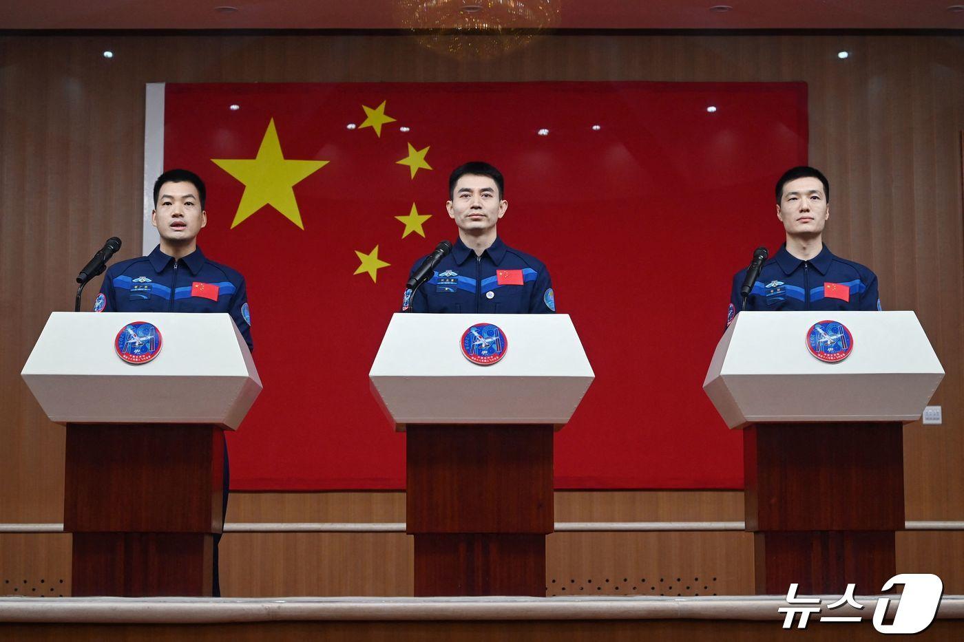 다음날 우주로 향하는 선저우 18호 리광쑤(왼쪽부터), 예광푸, 리충 등 3명의 우주인이 24일 중국 고비사막 한 가운데 위치한 주취안 위성발사센터에서 기자회견을 하고 있다. 3명의 우주인은 선저우 17호 탑승원과 교대해 중국 자체 건설 우주정거장 텐궁에소 6개월간 체류하며 연구, 실험 등 임무를 수행할 예정이다. 2024.04.24 ⓒ AFP=뉴스1 ⓒ News1 박재하기자