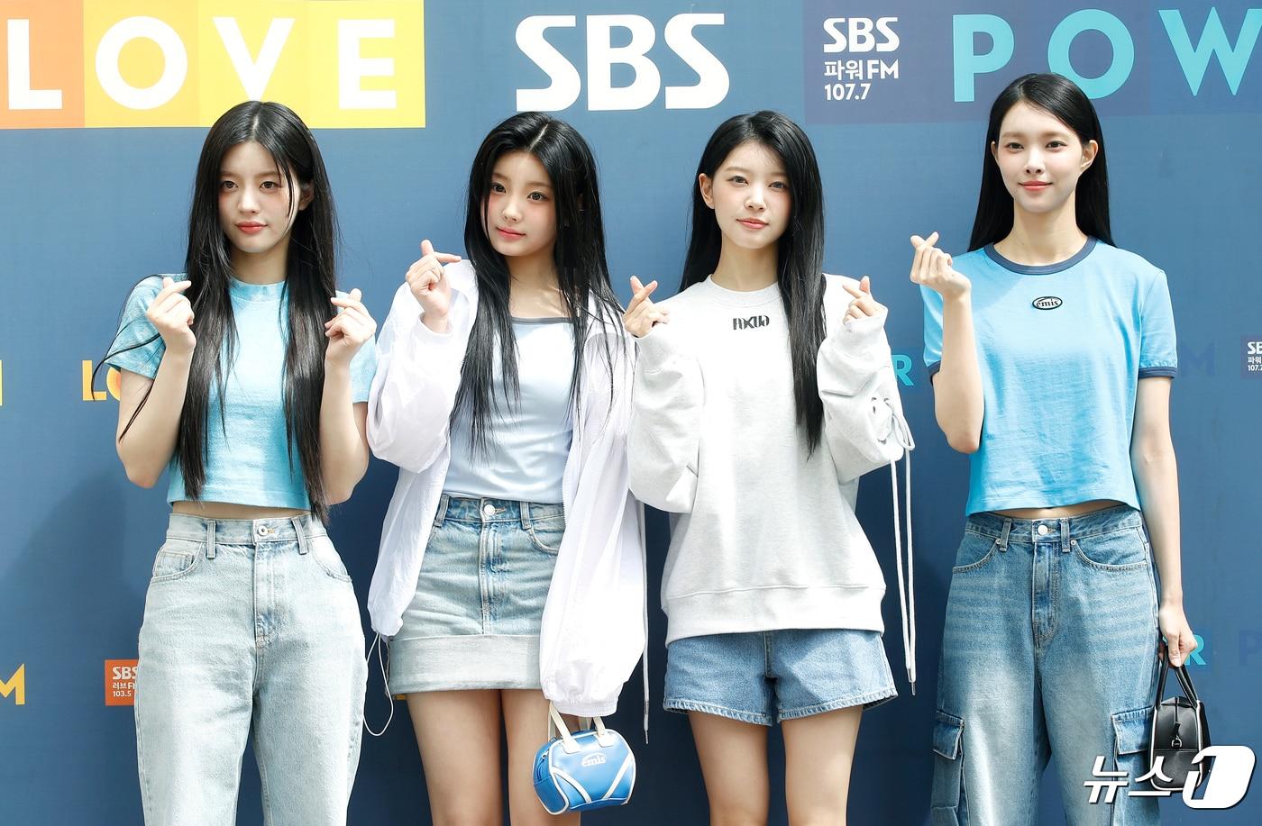 걸그룹 아일릿 민주(왼쪽부터)와 원희, 모카, 윤아가 라디오 '두시 컬투쇼'를 위해 24일 서울 양천구 목동 SBS에 도착해 인사를 하고 있다. 2024.4.24/뉴스1 ⓒ News1 권현진 기자