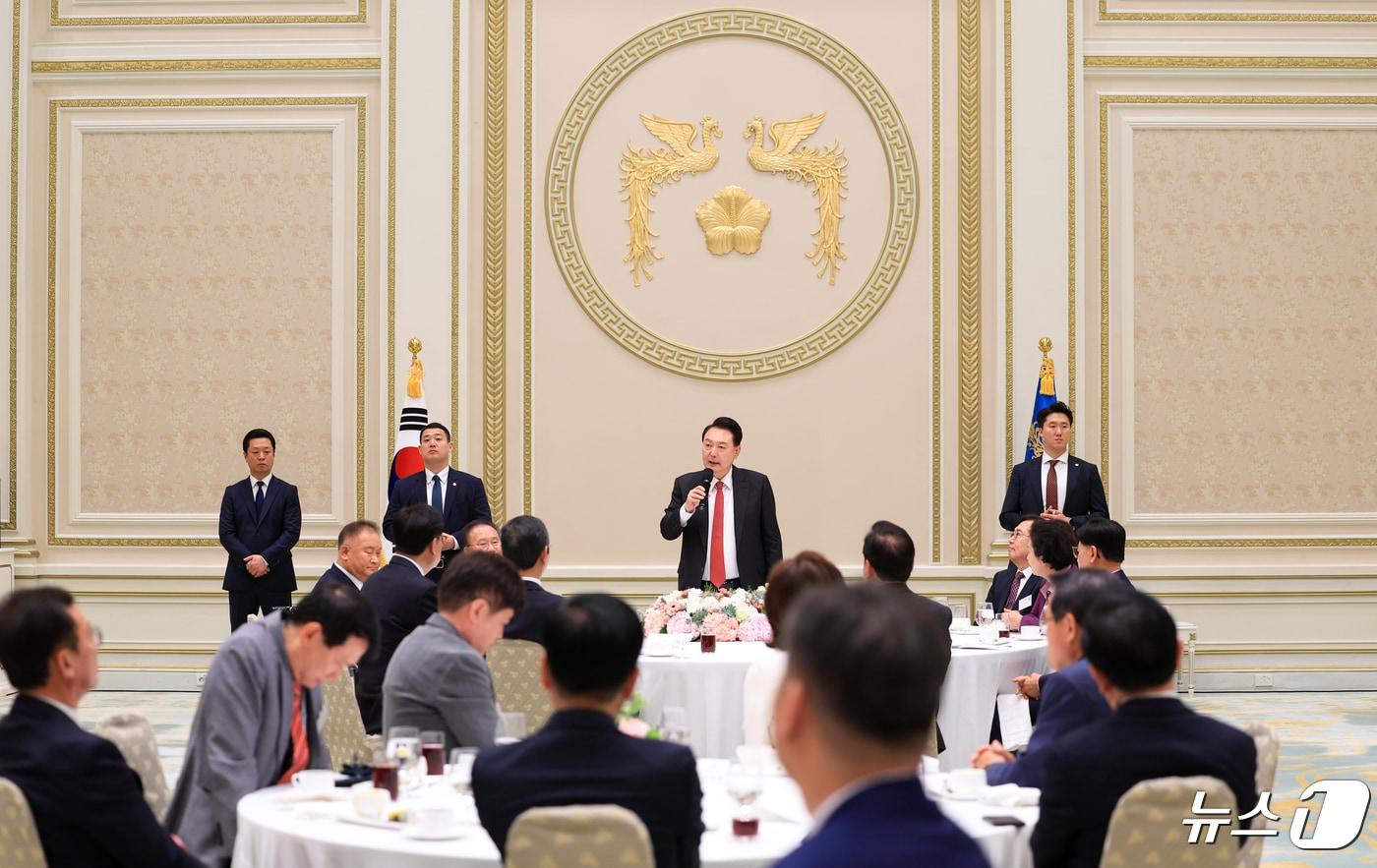 윤석열 대통령이 24일 청와대 영빈관에서 열린 국민의힘 국회의원 격려 오찬에서 모두발언을 하고 있다. (대통령실 제공) 2024.4.24/뉴스1 ⓒ News1 오대일 기자