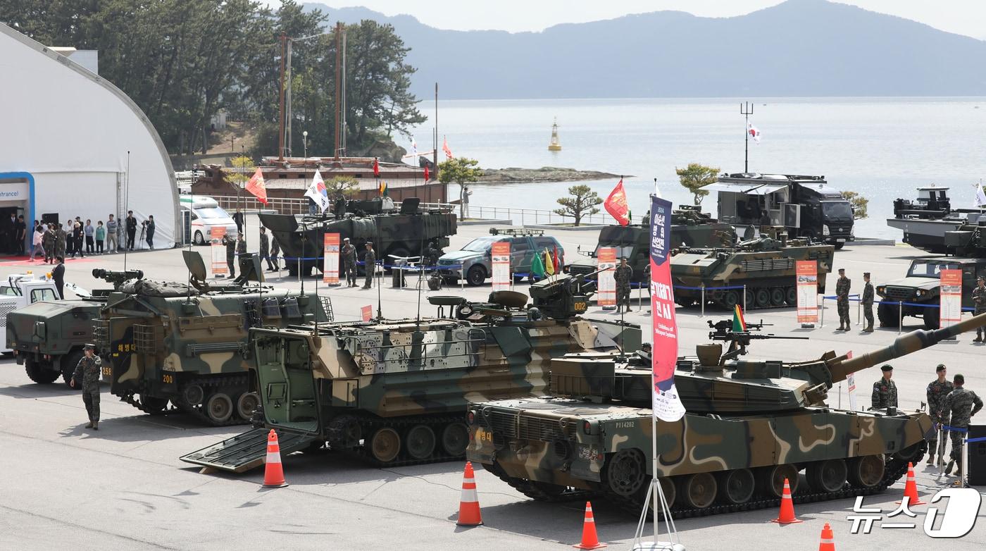 본문 이미지 - 경남 창원시 진해구 해군사관학교에서 열린 '2024 이순신방위산업전(YIDEX)'. ⓒ 뉴스1 윤일지 기자