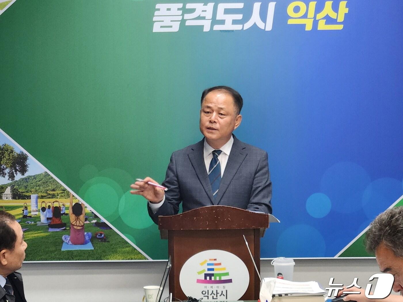 본문 이미지 - 전북자치도 익산시 배석희 경제관광국장이 24일 브리핑을 갖고 고금리와 물가상승으로 어려움을 겪는 소상공인들의 경제 안정을 돕기 위해 카드수수료를 최대 150만원까지 지원한다고 밝혔다.(익산시 제공)