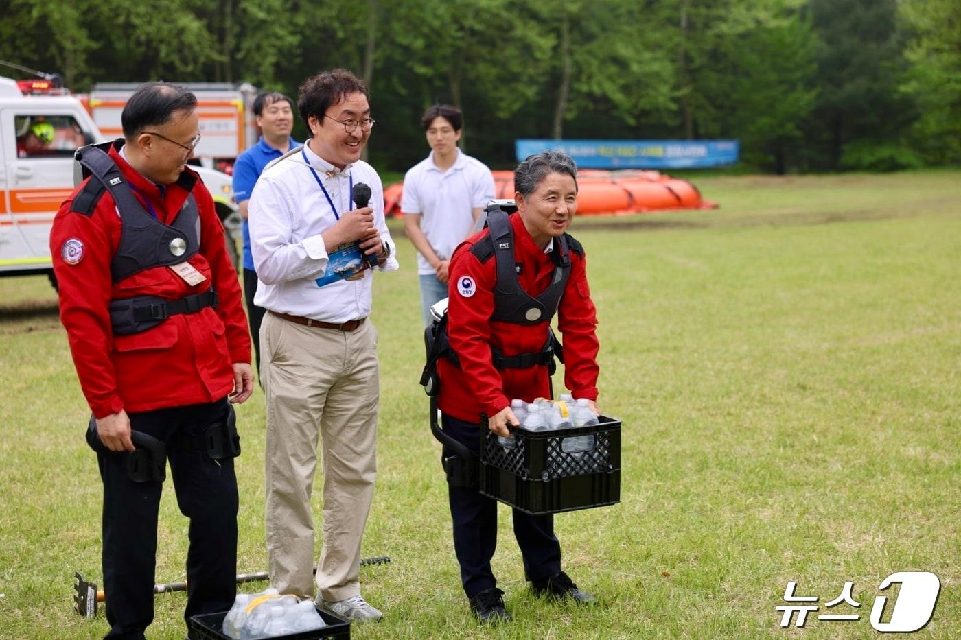 산불진화 웨어러블 로봇을 착용하고 있는 남성현 산림청장(산림청 제공) / 뉴스1  